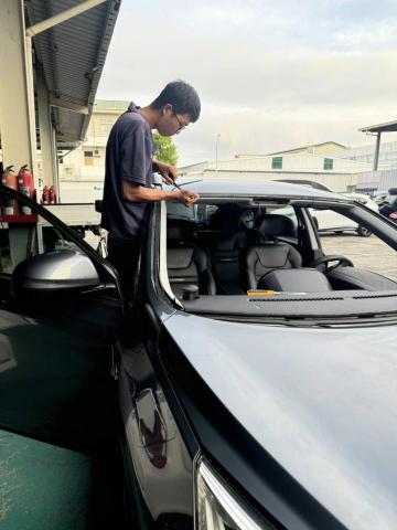 佳展汽車玻璃行 - 