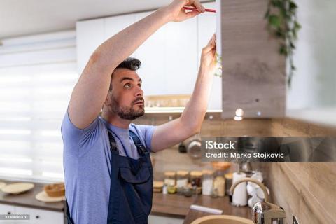 黃師傅 - 服務流程：

現場評估：確認廚房大小、髒污程度與需求，提供透明報價。

全面除油：檯面、瓦斯爐、流理台與抽油煙機外殼去油擦拭。

細部清潔：櫥櫃內外、抽屜、把手、瓷磚縫隙逐一處理。

除臭殺菌：去除異味與細菌滋生源，保持廚房乾淨衛生。

收尾整理：施工後清理現場，讓廚房立即恢復整潔明亮。