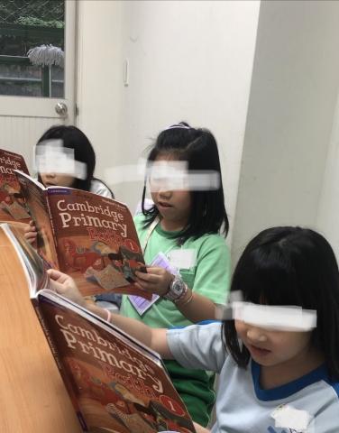 Eliza Chang - ESL小班的口說練習課程，讓孩子先閱讀理解故事情境，搭配課文中生動的圖片，引導孩子想像開口說出學過的字詞，接著引導孩子按圖片自己說出故事來。