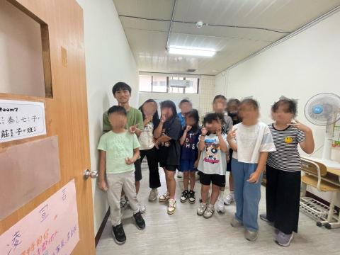 官聲辰 - 夏日教師最後一天的合照