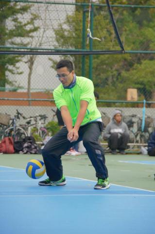 邱俊穎 - 排球低手接球示範