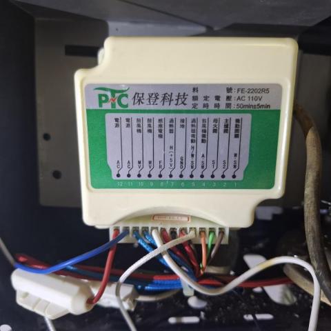 重儒電腦附設家電维修中心 - 客人委託修理熱水器的電子點火器換修。