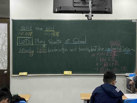 孫勗修 - 文理補習班的週二是教學助理時間，幫學生進行寫考卷並且檢討文法錯誤