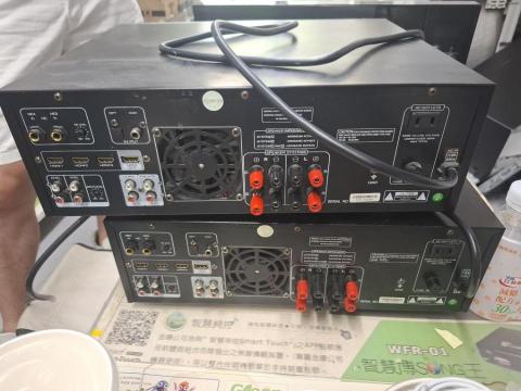 重儒電腦附設家電维修中心 - 會館中心的KTV糸统之擴大器，客人送來维修的兩台機器
