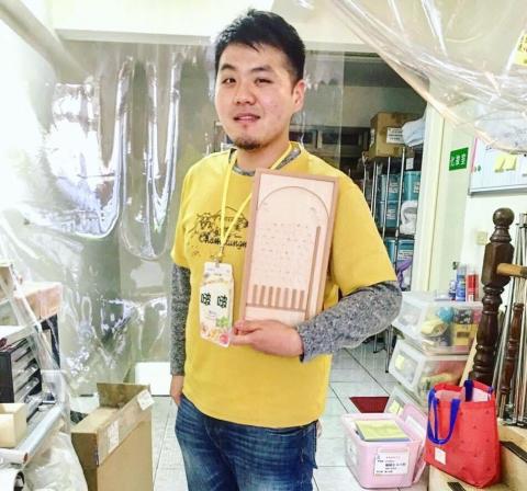 洪敬庭 | 國中小各科家教/伴讀 | 專精數理、英文 - 擔任瘋狂科學營講師，指導學員製作彈珠台