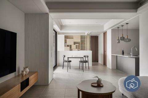 林果室內裝修工程行黃治杰 - 此案例以現代簡約風格為主軸，運用淺木色與灰白調營造溫潤氛圍，開放式格局串聯客廳、餐廳與廚房，讓空間更通透。異材質收納櫃結合幾何分割，兼具收納與設計感；中島搭配吊燈，成為機能與美感的亮點。大面落地窗引入自然光，使室內明亮舒適，整體設計兼顧實用與美感，讓居住者在簡潔俐落的空間中享受自在生活。