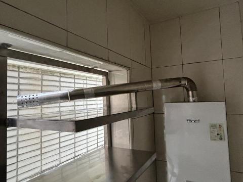 開鑫鐵工廠 - 熱水器排氣管   ( 延伸後 )
