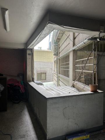 開鑫鐵工廠 - 防潑雨 , 訂製平面304不銹鋼鐵框加透光加厚pc板  ( 施工前 )  