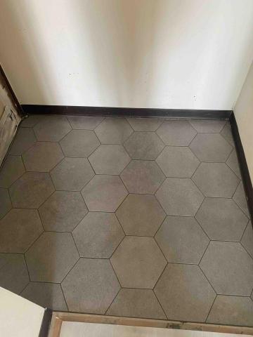 林佑祥 - 梧棲遠雄大樓公寓施作（玄關-六角磚）