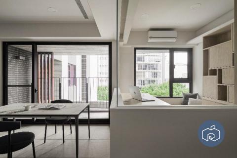 林果室內裝修工程行黃治杰 - 工作與用餐空間以開放式規劃呈現，落地窗與大面採光引入自然光線，使室內明亮舒適。簡潔的白色檯面搭配木質收納櫃，營造出溫暖又俐落的氛圍。書桌區結合窗景設計，既能專注工作，也能在休息時享受自然綠意。整體設計兼顧 機能、舒適與美感，打造出適合現代生活的多功能空間。