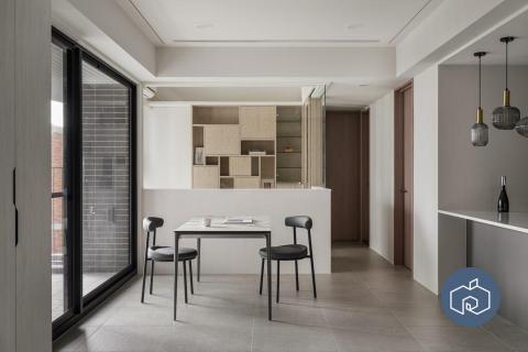 林果室內裝修工程行黃治杰 - 餐廳空間以簡約為主軸，搭配淺木色收納櫃與灰白色調，展現俐落又溫暖的氛圍。格局設計強調「留白」，不僅讓用餐區更顯寬敞，也保留靈活調整的可能性。幾何分割的收納櫃兼具實用與設計感，搭配自然光線的引入，讓整體空間明亮舒適。這是一個兼顧美感與日常機能的設計案例，適合喜歡簡單生活卻重視細節的居住者。