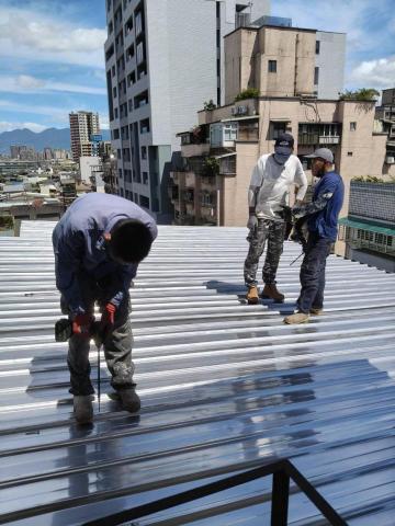 慧昇鐵皮屋工程行 - 台北萬華.屋頂覆蓋白鐵清板 慧昇鐵皮屋工程行 - 台北萬華.屋頂覆蓋白鐵清板