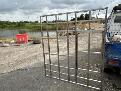 開鑫鐵工廠 - 訂製平面304防盜窗開逃生窗 ( 未烤漆安裝前 )