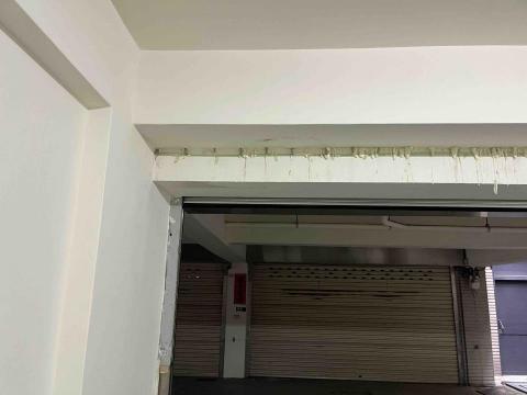 福赫防水工程行 - 鐵捲門上方下雨漏水 打高壓灌注