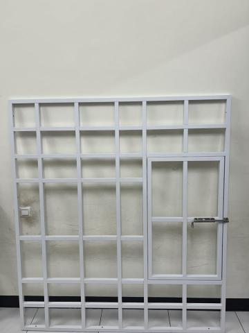 開鑫鐵工廠 - 訂製平面304不銹鋼 ( 防盜窗 )
開逃生窗 ( 烤漆未安裝前 )