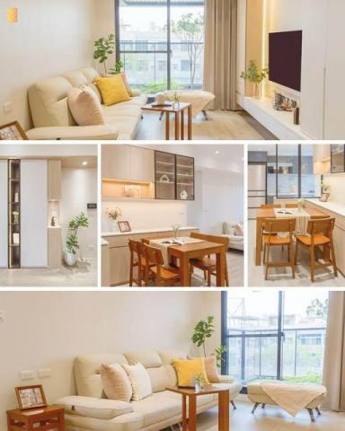 久藝空間設計 - 光韻輕舞｜現代北歐室內設計風格
------
當自然光成為空間的主角，家的溫度便悄然而生，我們以舞動的光韻為設計意念，打造這件充滿光影律動的室內設計作品，期望每一刻時光都在家中閃閃耀眼！他是材質與光影的溫暖對話，精選溫潤木材與透明玻璃，搭配柔軟布藝與綠色植栽，營造出自然純粹的北歐美學氛圍。午後陽光透過落地窗灑落，在米白色牆面上舞動著光影的韻律，黃昏時分金色餘暉與米黃色家具相互呼應。