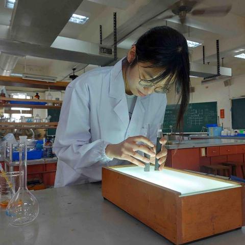 黃筠慈 - 實驗時的照片