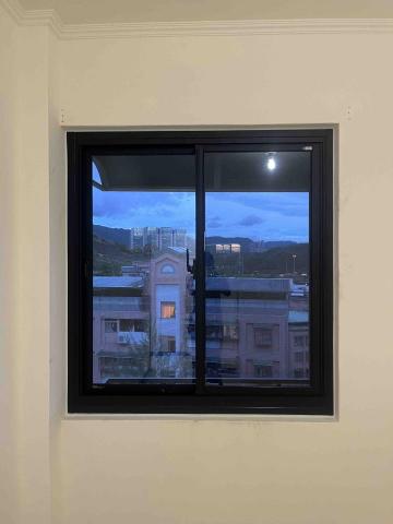 佳昇鋁門窗 - 施工後 乾式施工 消光黑R8隔音窗配8光強化玻璃