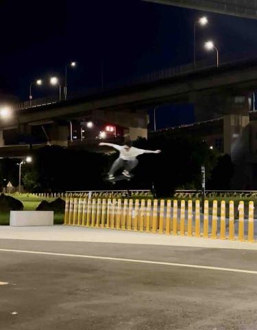 藍博彥 - 拋台ollie飛出滑板場