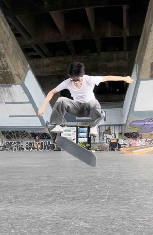 藍博彥 - 地板招：frontside kickflip