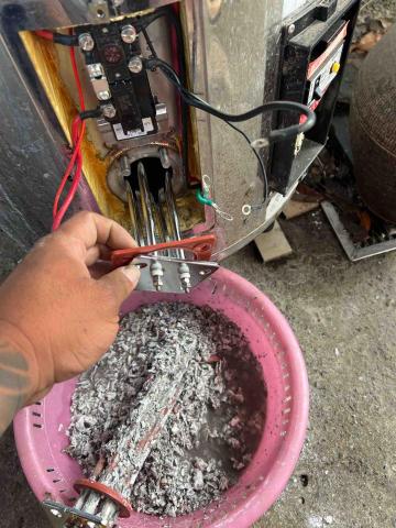 沈威志 - 電熱水器熱棒更壞清潔