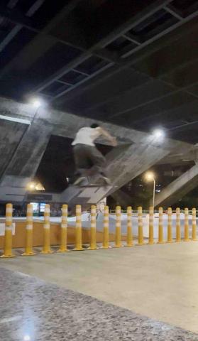 藍博彥 - 拋台backside飛出滑板場