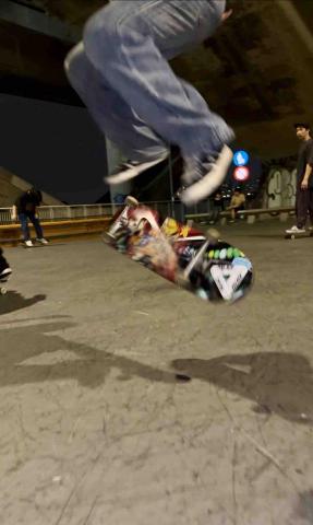 藍博彥 - 地板招：backside kickflip