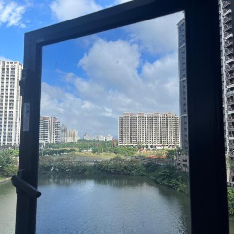 提供配音服務的專家李小姐