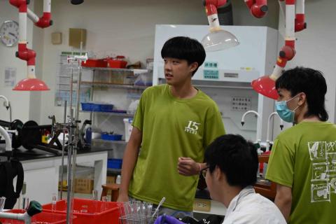 提供高中化學服務的專家陳道勤