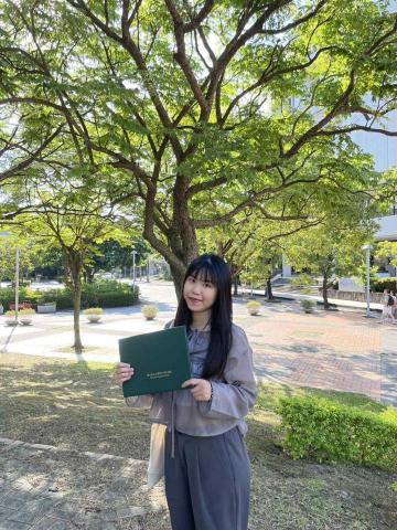 胡采璇 - 因換手機過程中與對方家長對話紀錄遺失，故以取得學士之照片提供給家長作為認識之管道。