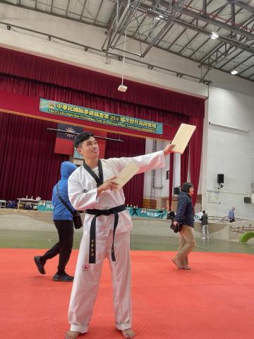 安東教練·實戰專家（防身技能首選） - 中華民國跆拳道協會高段組晉升，這是一次辛苦的晉升，前一天跑到彰化住旅舍，國立和美實驗學校，真的超級偏僻?高段組的木板超級厚，如果沒踢好，腳會骨折……。