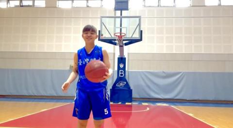 張雅茹 - 教練本身是國立臺灣體育運動大學 球類運動學系畢業的，專長項目籃球，女籃隊員。