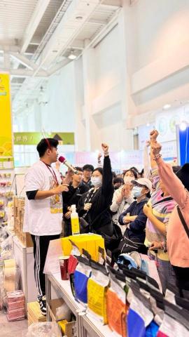 安東教練·實戰專家（防身技能首選） - 身為一名寵物專家，出席演講活動也是合情合理的。