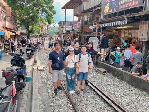 何紘漳 - 九份包車