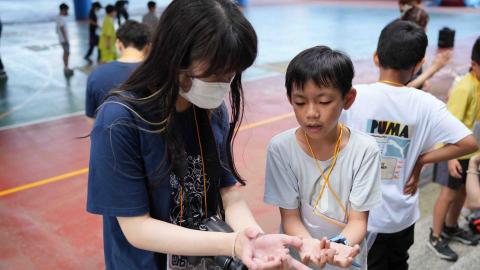 鄭立沂 - 參與籌備偏遠育樂營，至國小帶領活動並進行衛教