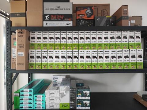 有家資訊有限公司 - 本月份VIP...架上顯示卡都是同一個客戶的，已經安排工程師進行安裝。