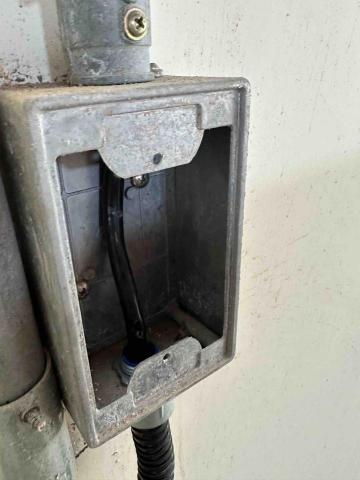 阿明的鐵工廠 - 有沒有注意到電線上的小孔 
 他就是其他工班找不到的問題源 因為短路造成無法正常運作