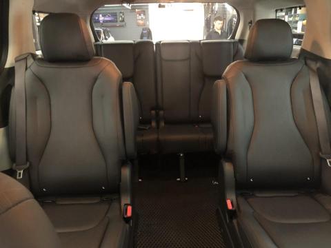 高偉捷 - 車內空間