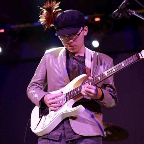 提供吉他換弦台北服務的專家孫逸安