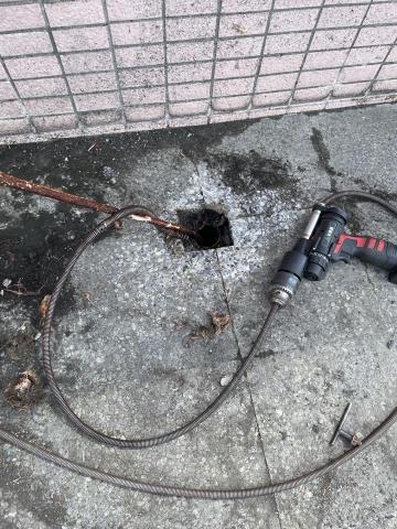 管路疏通 - 頂樓排水管長樹根樹枝