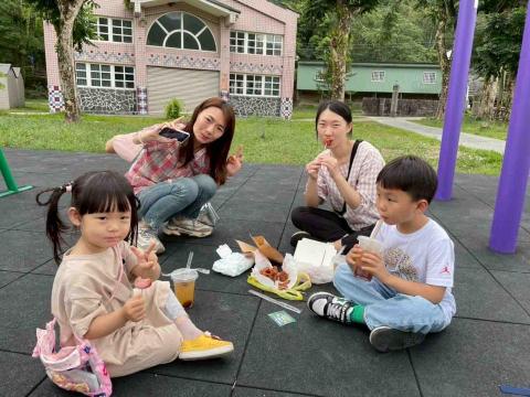 陳宥蓁 - 聯合保母一起出去郊遊