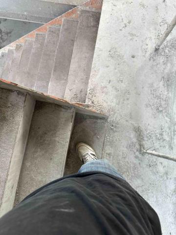 阿明的鐵工廠 - 今天跟老闆一起丈量樓梯扶手  超爽的師傅在場內工作 我被帶出門