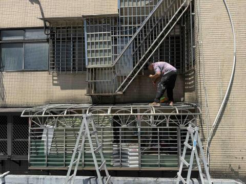 鑫凱鐵工程行 - 舊採光罩拆除