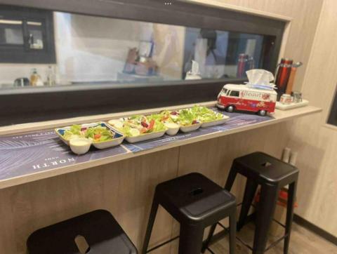 鈞承貨櫃屋 - 櫃內規劃觀景用餐區