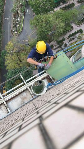 鑫凱鐵工程行 - 舊PC板拆除（高空作業）