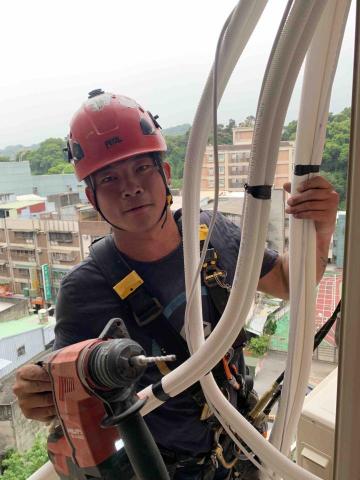 鑫凱冷氣空調 - 冷媒管線定位（高空作業）