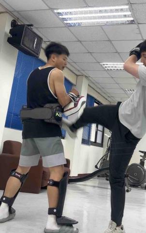 Kang coach - 鞭腿踢靶練習