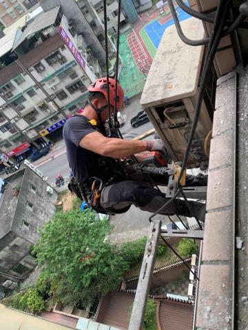鑫凱冷氣空調 - 舊機拆除（高空作業）