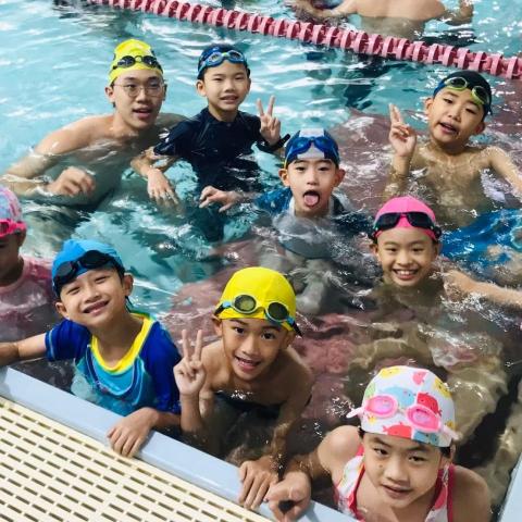 提供中壢運動中心服務的專家陳