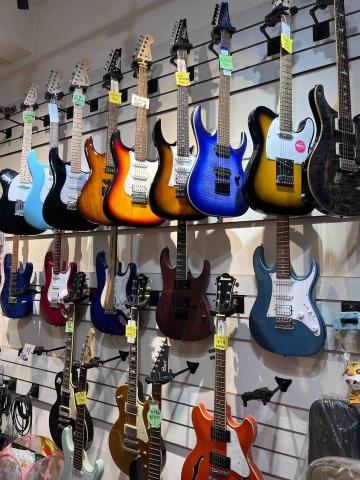 《吉他日誌》音樂教學中心 - 電吉他商品齊全